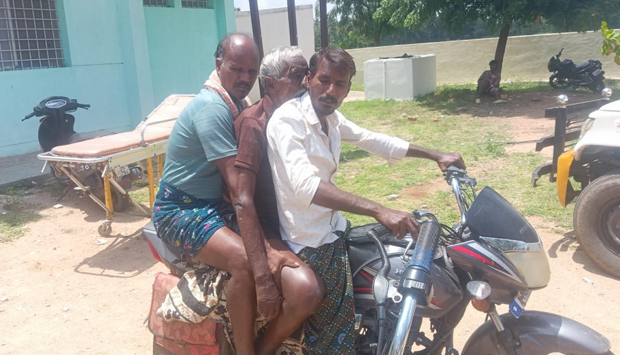 The childrens carried their fathers dead body on a bike without getting an ambulance at tumakuru gvd