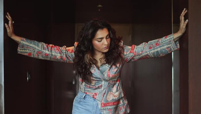 PHOTOS: Parvathy Thiruvothu rocks chic semi-formal look, SEE stunning pics from viral photoshoot dmn