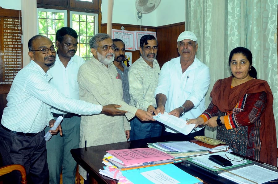 Five former Naxals appealed to DC Meena Nagaraj to provide facilities at chikkamagaluru gvd