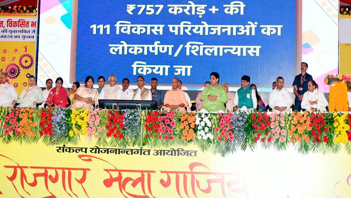 Yogi-Adityanath-at-Ghaziabad-mega-employment-fair-program