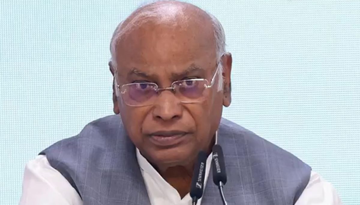 bjp leader ramesh lodges complaint against Mallikarjun kharge and family-trust-on-land-transfer