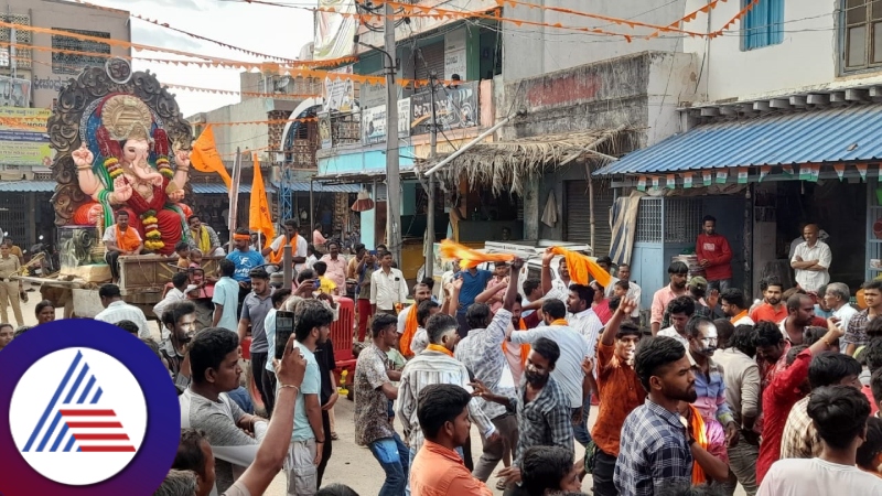 food distribution by muslims during ganesh viasarjana in yn hoskote pavagada rav