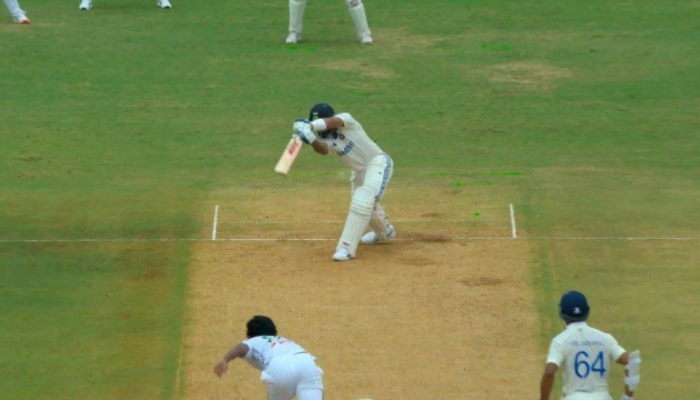 watch video virat kohli loss  his wicket in off stump trap