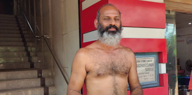 young man protested in front of Karuvannur Bank by stripping off his clothes