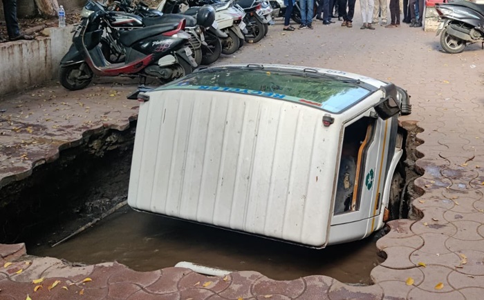 Pune Corporation tanker sink into large hole while moving on road ckm