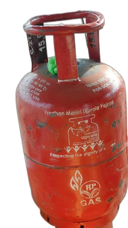 <p>आज के समय में हर घर में LPG गैस सिलेंडर का यूज होता है। लेकिन क्या आपने कभी सोचा है कि आपको पूरा सिलेंडर मिल रहा है या नहीं? आइए जानते हैं इसे चेक करने का आसान तरीका।</p>
