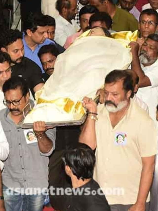 actor Suresh Gopi carried the body of Kaviyoor Ponnamma 