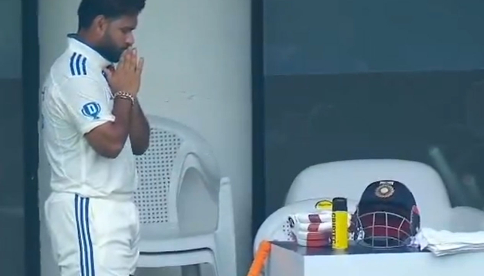 rishabh pant praying infront of bat and  helmet before coming to crease