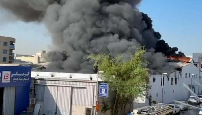 fire breaks out in a warehouse in dubai 