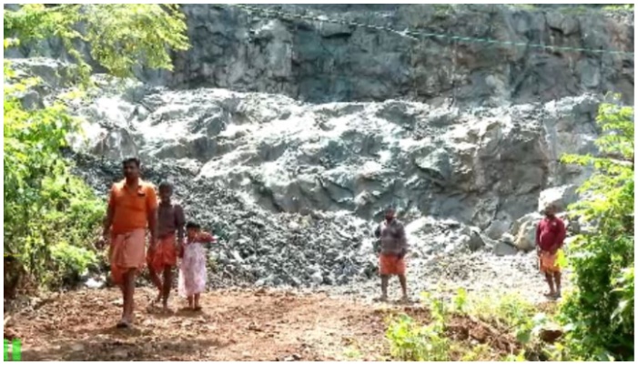 villagers raised allegations on attempts to reopen a quarry near to the landslide affected area in kozhikode