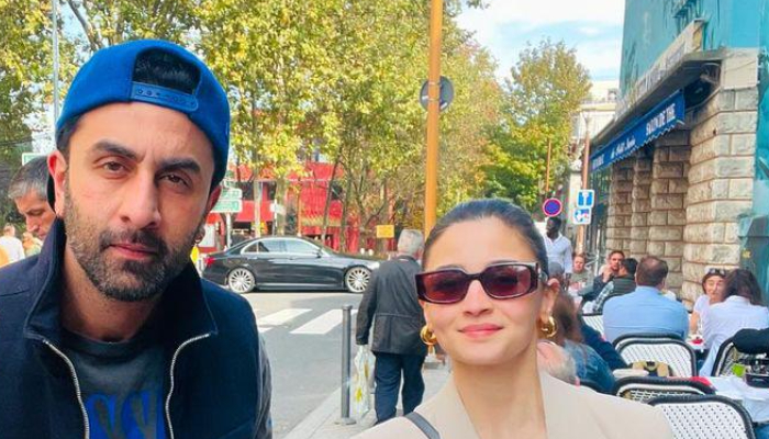 Ranbir Kapoor holidays with Alia Bhatt in Paris; picture goes VIRAL [PHOTO] ATG