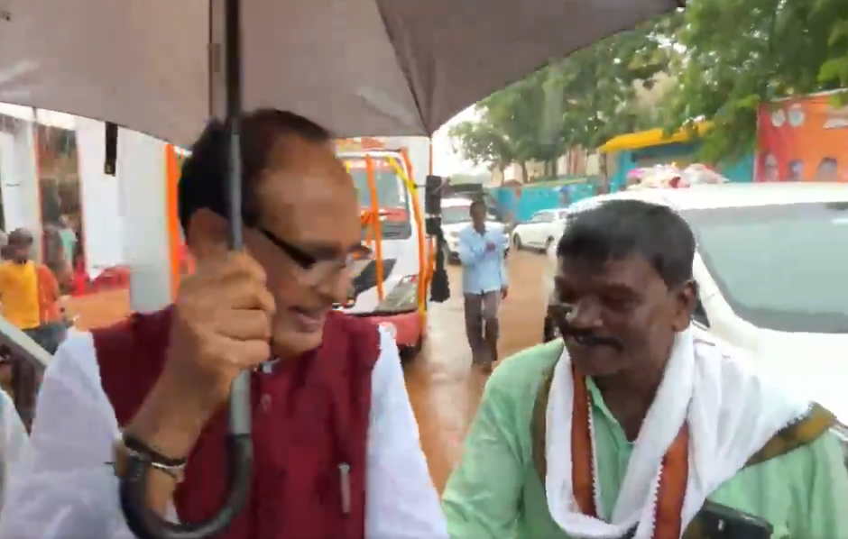 Union minister shivraj singh chauhan car stuck in potholes in jharkhand ckm