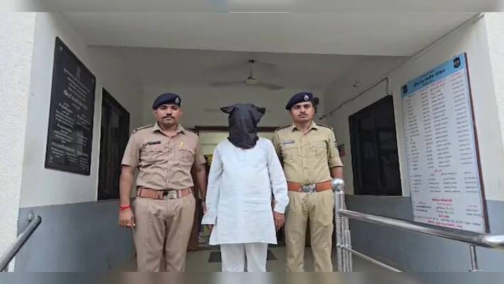 In Ahmedabad, Gujarat, the principal killed a 6 year old girl for resisting rape and threw her body in the school premises.