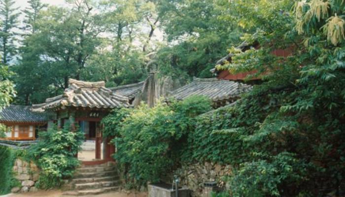 a letter arrived after 27 years written by man stealing money from donation box in south korea temple 