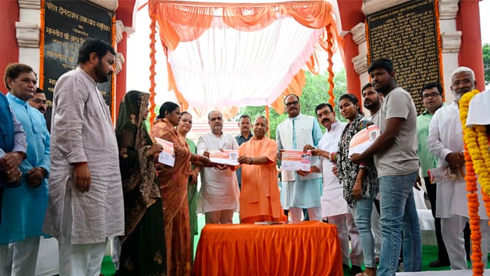 up chief minister yogi adityanath pays tribute to pandit deendayal upadhyaya on his birth anniversary gow