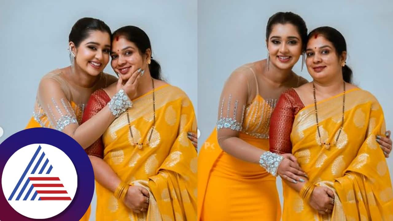 Colors kannada Ramachari charu mouna guddemane poses with mom in anubanda awards 2024 vcs