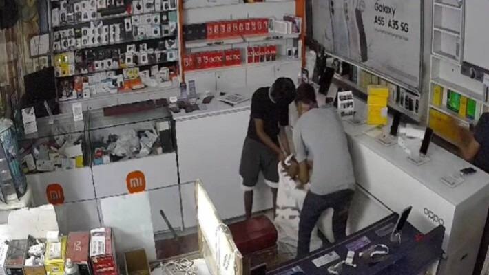A group of thieves looted a mobile showroom in Vasant Kunj South area of ​​Delhi