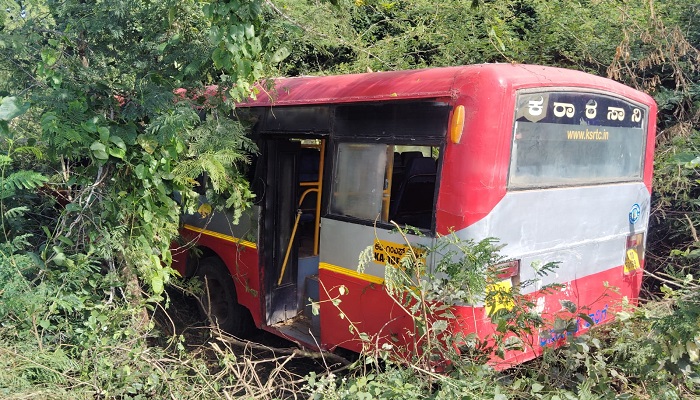 KSRTC bus entered the ditch in Chamarajnagara grg 