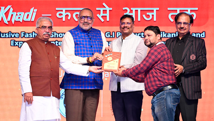 The Khadi fashion show at the UP International Trade Show, Union Minister Giriraj Singh praise efforts of the state government rsk