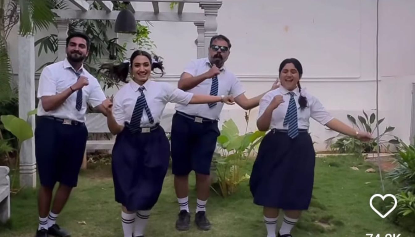 Uniform wearing Seetha Raama serial Vaishnavi Gagan danced D bass song roo