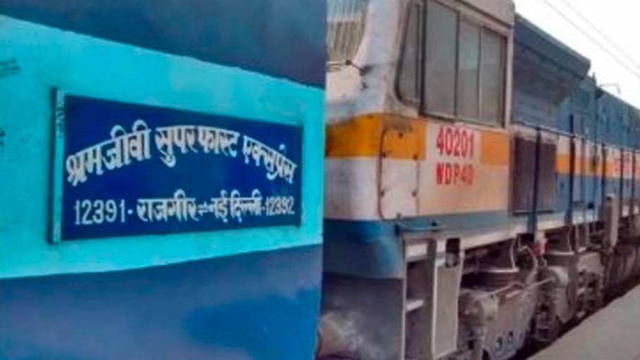 Sudden Police Raid in Shramjeevi Express Train Leaves Passengers Stunned