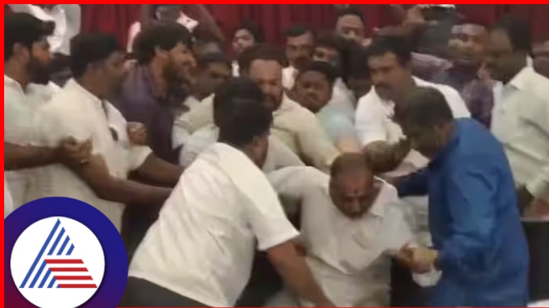 Fight between workers at Kolar Congress convention rav