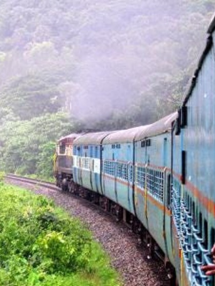 <p>दिल्ली से प्रयागराज की दूरी करीब 676 किमी है और सड़क मार्ग से यह यात्रा लगभग 10-11 घंटे में पूरी की जा सकती है, लेकिन ट्रेन से यात्रा करने पर आपको 6 घंटे का समय लगेगा। </p>
