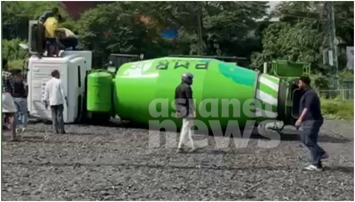 Concrete mixer lorry accident  in kozhikode driver escaped with minor injury