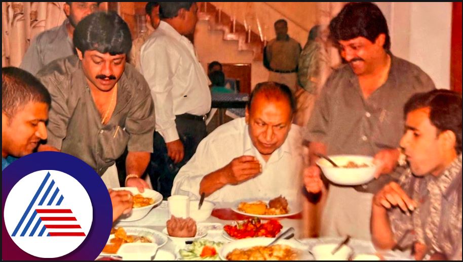 Minister Zameer Ahmed Khan having dinner with Rajkumar Puneeth Raghavendra vcs