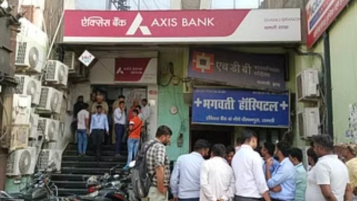 Man threatens manager robs bank of 40 lakhs in Uttara pradesh Shamli mrq