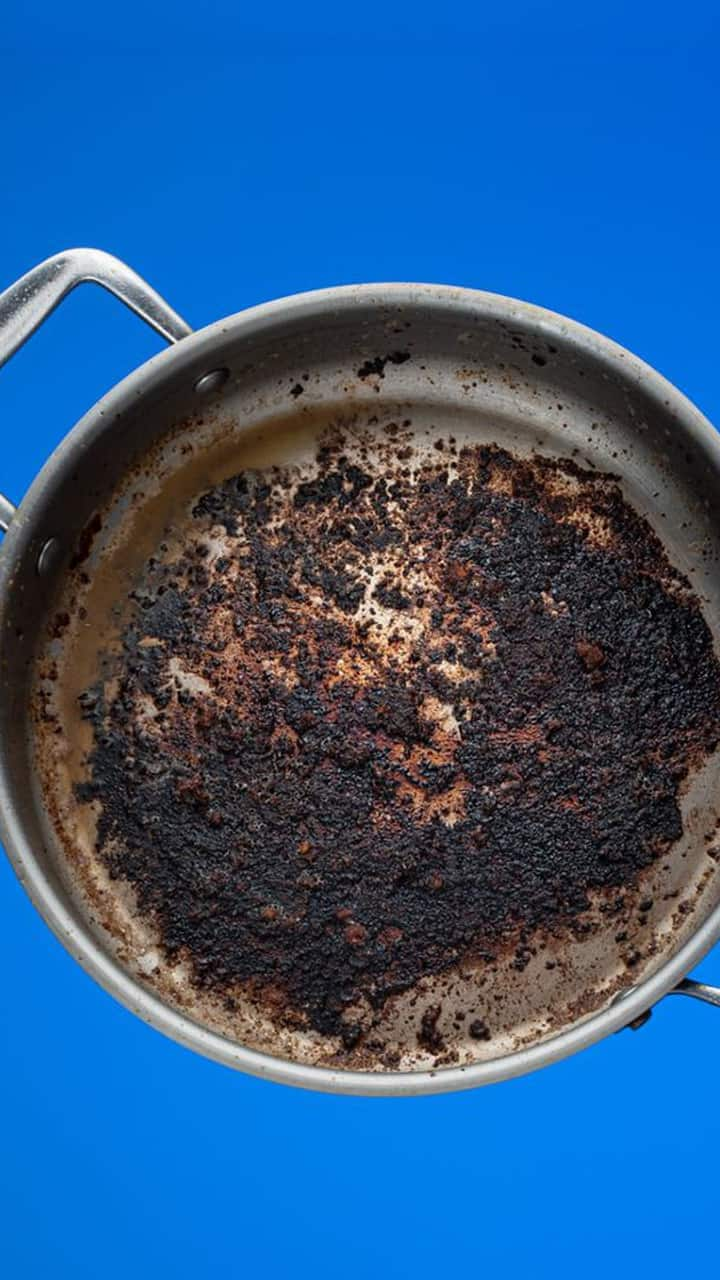 7 Easy Kitchen Hacks to Clean Burnt Kadai and Tawa