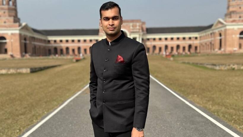 पिता बड़े वकील, बेटे को अफसर बनने की ऐसी लगी धुन...9 साल में 4 नौकरियां, 5 बार की असफलता को यूं दी मात