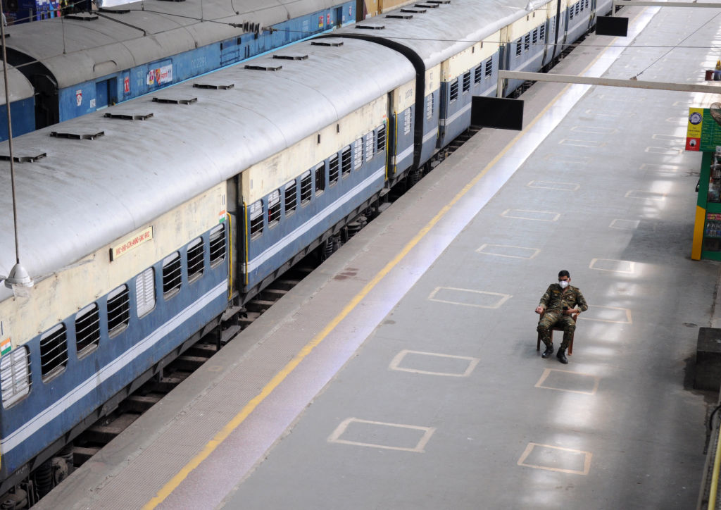 Understanding the Importance of Yellow and Red Lines on Railway Platforms sns