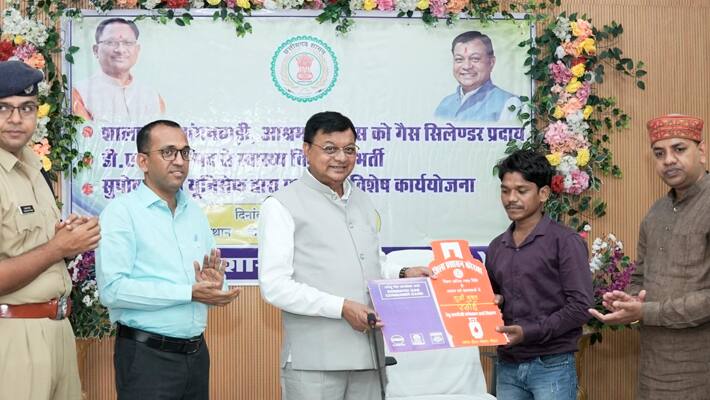 Lakhan-Lal-Dewangan-distributed-gas-cylinders-for-cooking-in-schools-and-Anganwadis