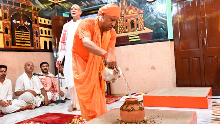 CM Yogi installs Kalash at Gorakhnath temple on first day of Navratri AKP