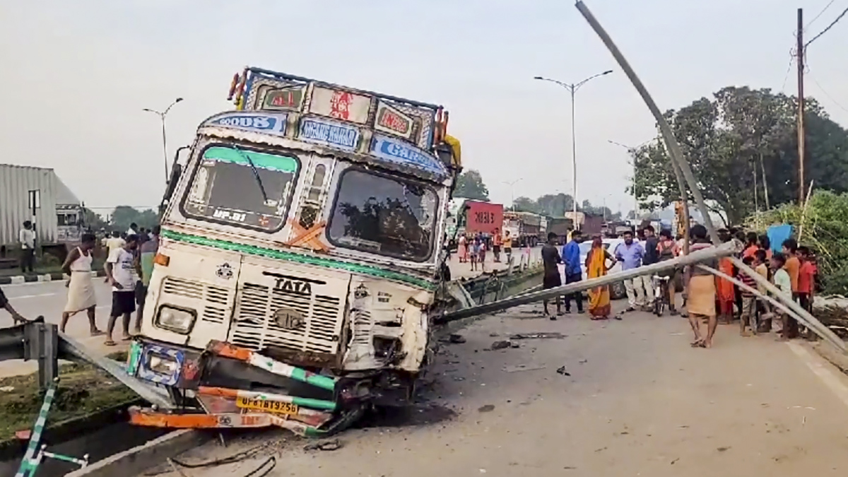 10 workers killed in Road accident in UP Varanasi