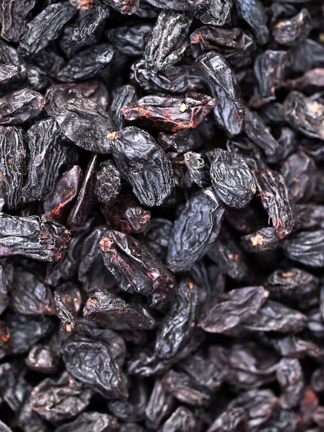 benefits of eating soaked raisins daily
