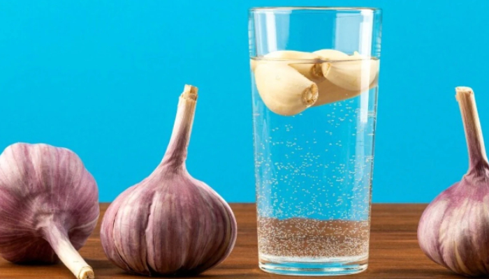 benefits of drinking garlic water