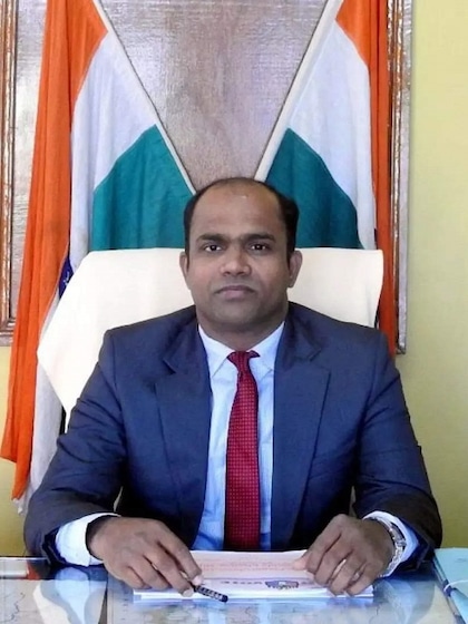 अनाथालय में पले, 21 सरकारी नौकरी छोड़ी, फिर बने IAS