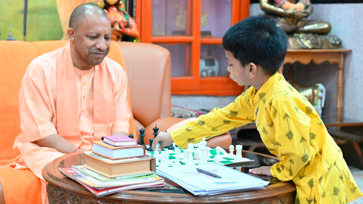 CM Yogi plays chess with youngest FIDE-rated player Kushagra Agrawal,  wishes him bright future dmn