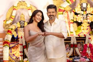 Thalapathy 69 Pooja Stills: தளபதி 69 பட பூஜை; வேஷ்டி சட்டையில் மாலையும்  கழுத்துமாக பூஜா ஹெக்டேவுடன் போஸ் கொடுத்த விஜய்!