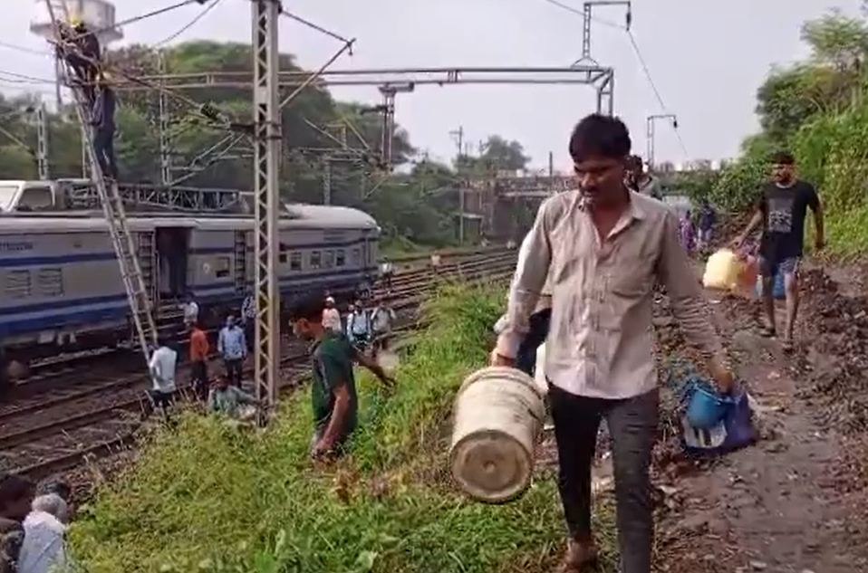 People rush to spot and loot diesel from derailed goods train madhya pradesh ckm