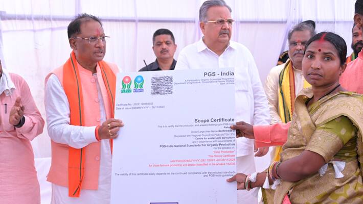Vishnu-Deo-Sai-awarded-the-certificate-of-completely-organic-village-to-Masenar-and-Pahurnar