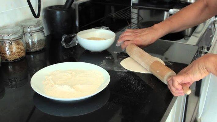 is it good or not to roll out roti on kitchen slab as per vastu