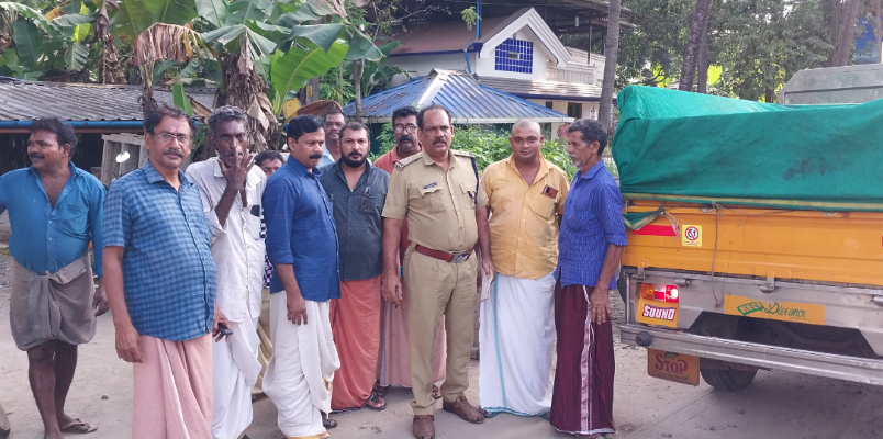 Panchayat members caught those who dumped slaughter waste in Choondal Parannur field  