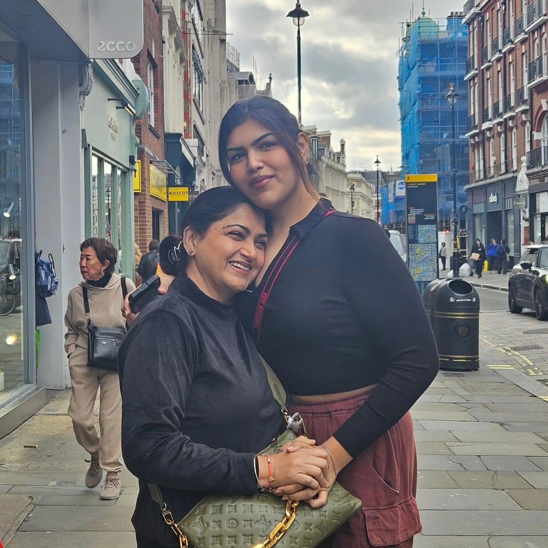 Actress kushboo with daughter latest pics mma 