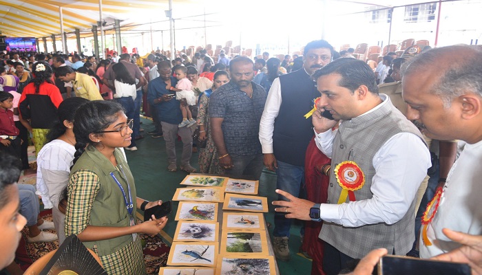 DC Venkata Raja, who bought the items for the children's festival at Madikeri in Kodagu grg 