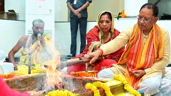 Vishnu-Deo-Sai-entered-the-new-Chief-Ministers-residence-in-Nava-Raipur-after-offering-prayers-with-rituals