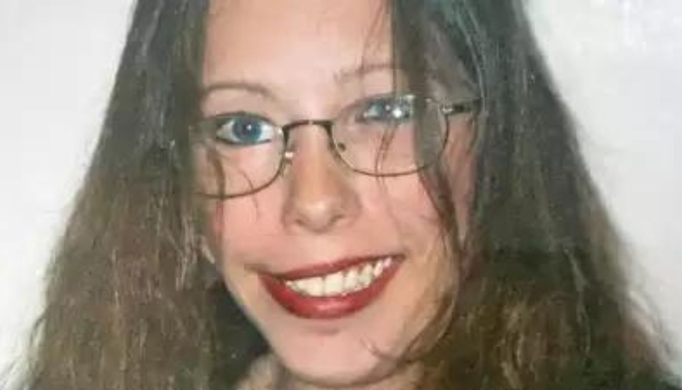 woman dead body found England flat three years roo