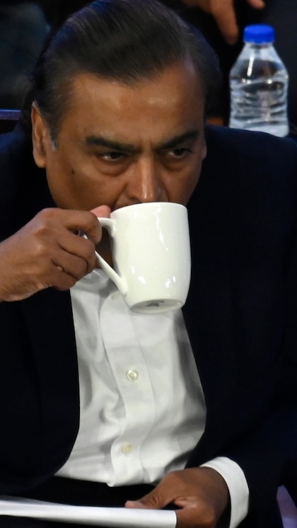 <p>अंबानी का नाश्ता भी खास होता है। इडली-सांभर, ताजे फल और जूस से भरा यह नाश्ता उन्हें पूरे दिन के लिए एनर्जी देता है।</p>
